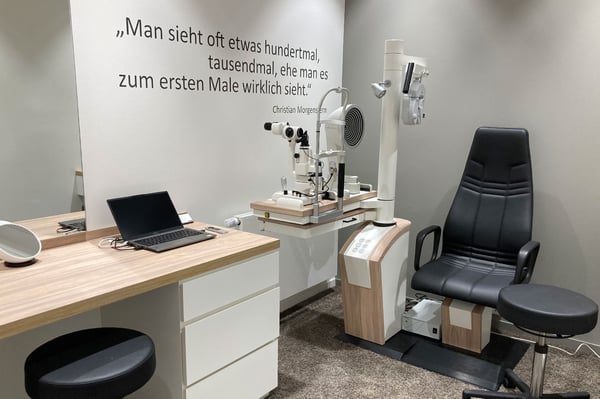 Sehtestraum in einer Neusehland Filiale mit moderner Augenprüftechnik und Untersuchungsplatz
