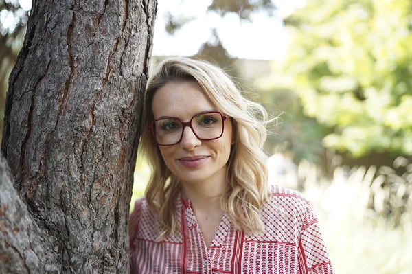 Mirela traegt FRAIMS nature