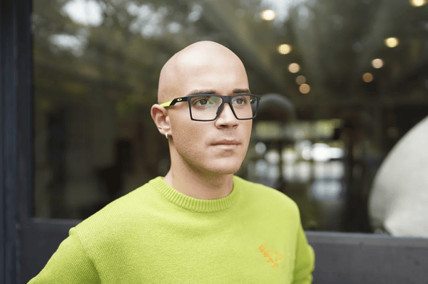 Niah trägt eine Oakley Brille