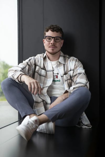 Tim traegt Ray-Ban