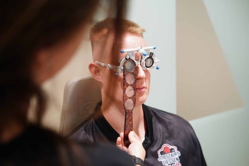 Der Nationalspieler Robin Benzing beim Sehtest in einer Neusehland Filiale