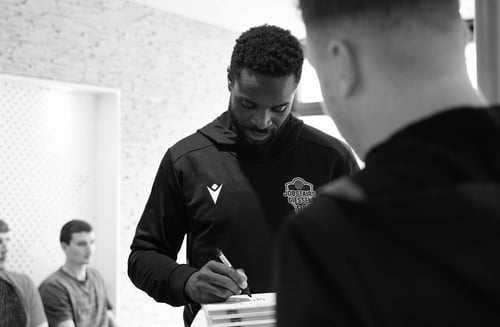 Sportler schreibt Autogramme bei einer Veranstaltung