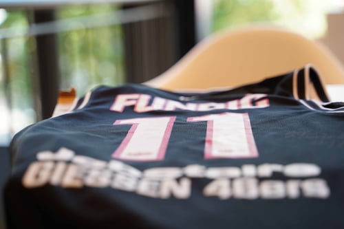 Basketballtrikot mit Rückennummer 11 der GIESSEN 46ers liegt auf einem Tisch