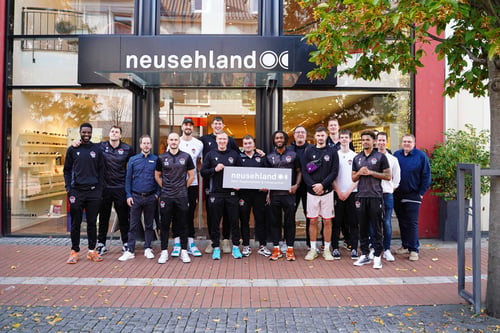 Gruppenfoto der GIESSEN 46ers vor dem Eingang einer Neusehland Filiale