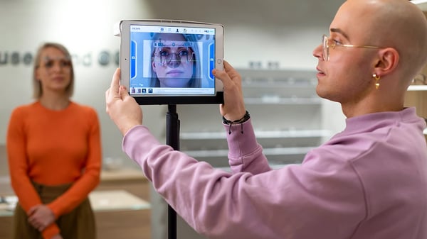 Digitale Vermessung der Augen zur präzisen Anpassung von Brillengläsern.
