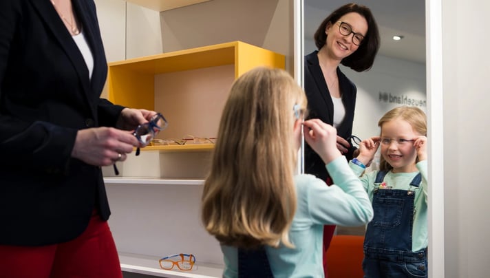 Beratung zur Auswahl einer Kinderbrille in einer Neusehland Filiale