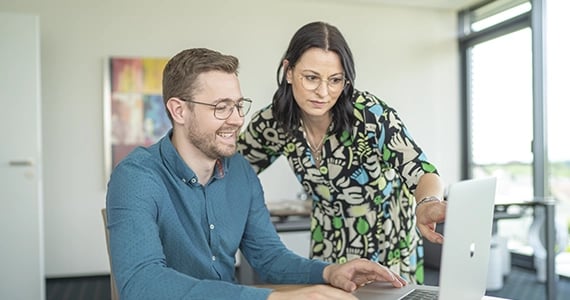 Johann Sitner und Ulrike Martschin tragen PC-Brillen von Neusehland