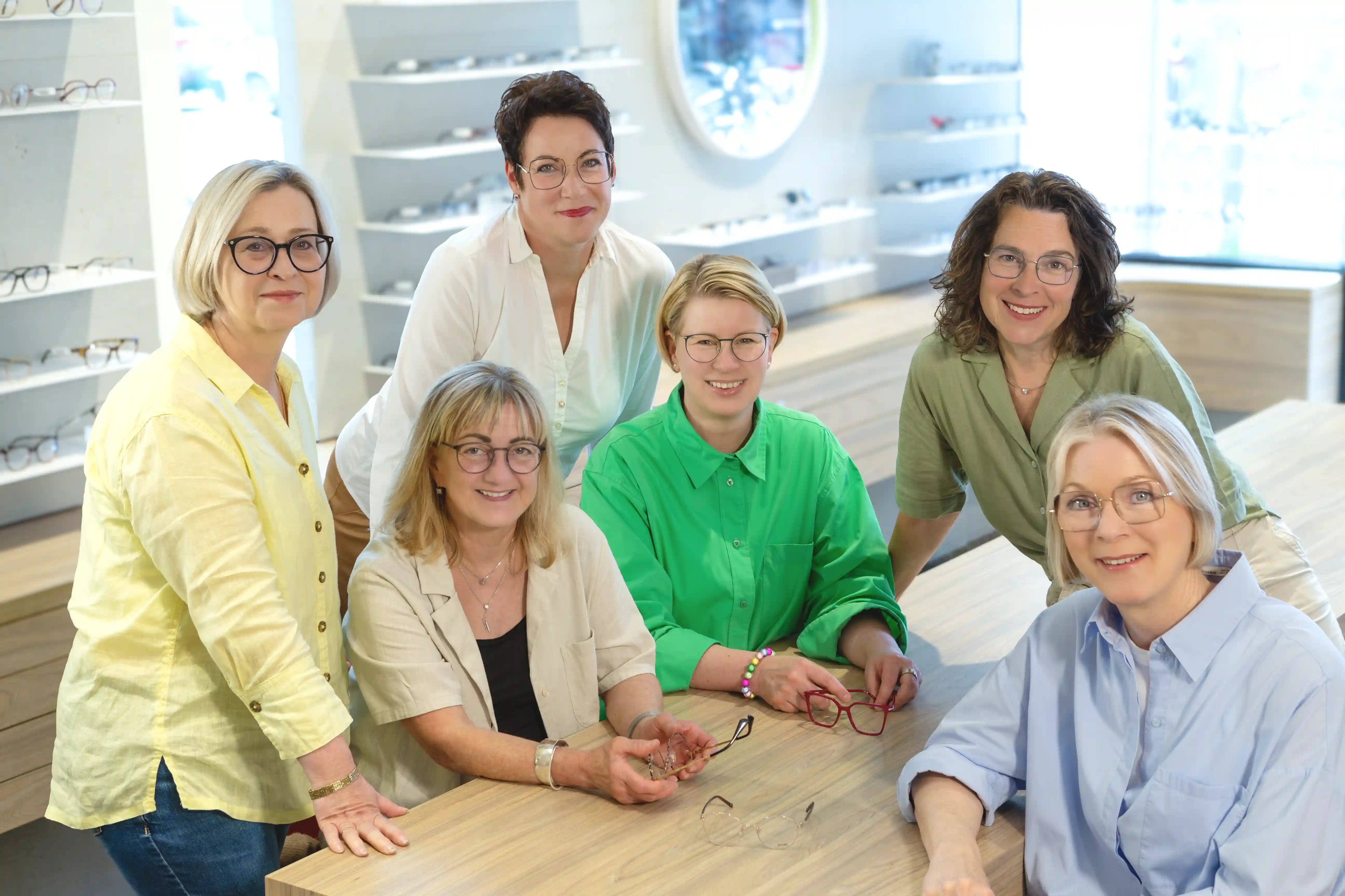 Gruppe von Frauen mit Brillen an einem Besprechungstisch