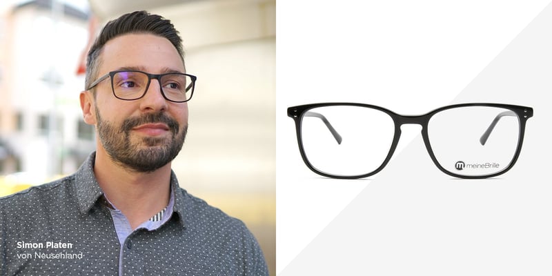 Mann mit schwarzer Brille neben der Abbildung des getragenen Brillenmodells