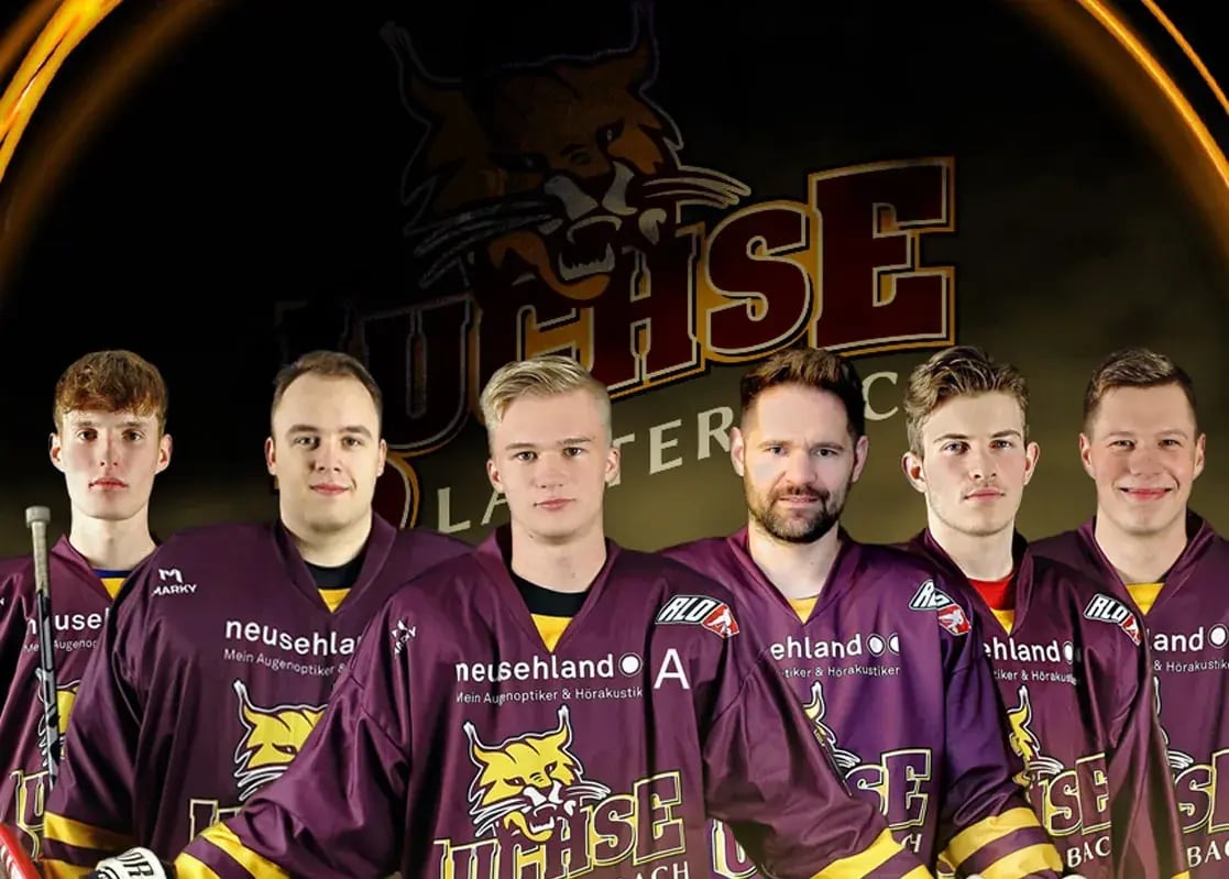 Sechs Eishockeyspieler der Luchse in lila Trikots mit Neusehland-Schriftzug.
