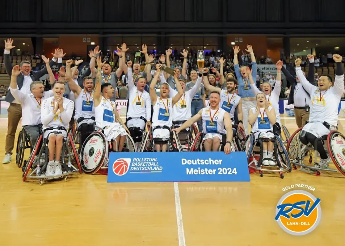 RSV Lahn-Dill Rollstuhlbasketball-Team feiert Deutschen Meister 2024 mit Pokal.