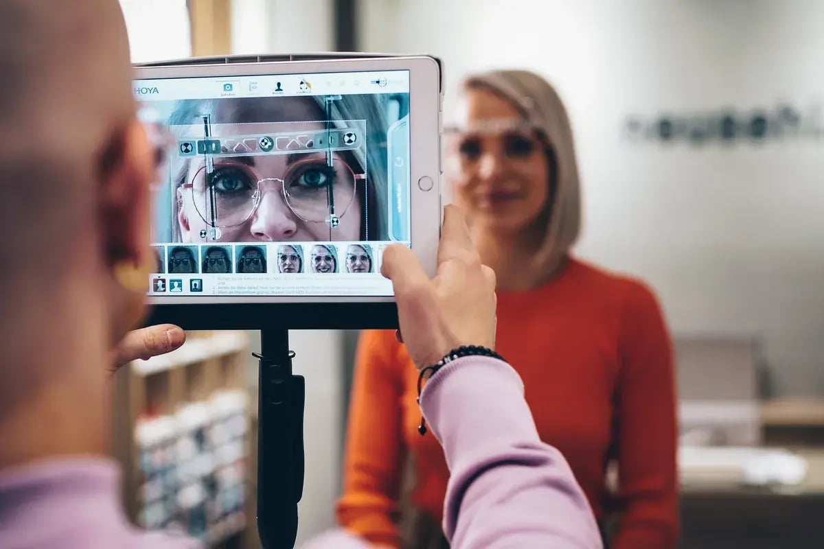 Optiker vermisst eine Brille mit einem Hoya-Tablet beim Kunden