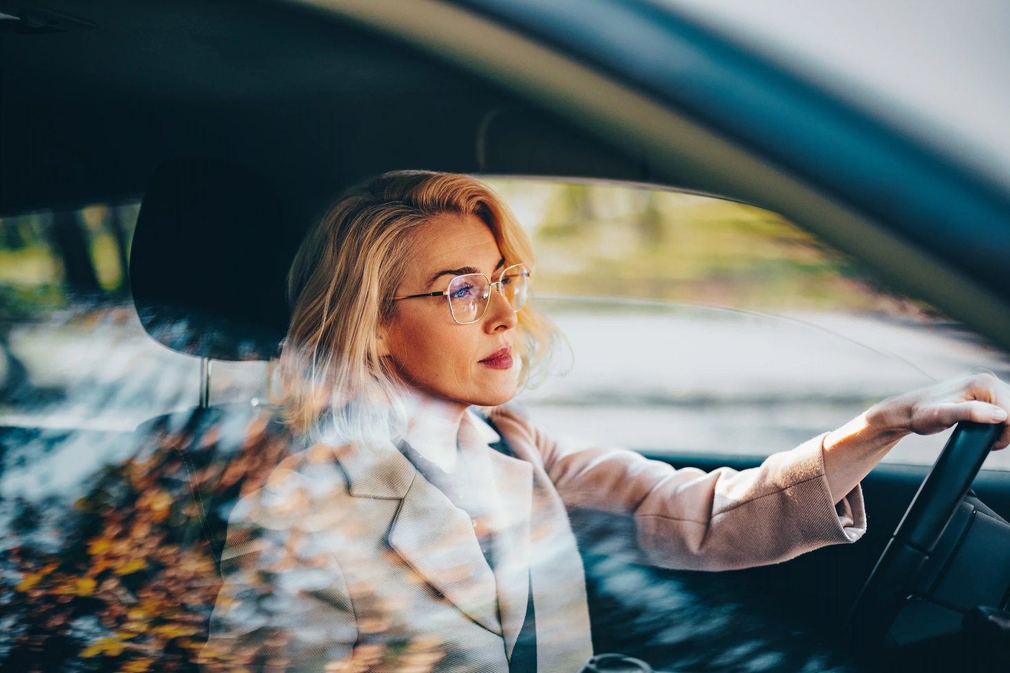 Eine Frau sitzt am Steuer ihres Autos