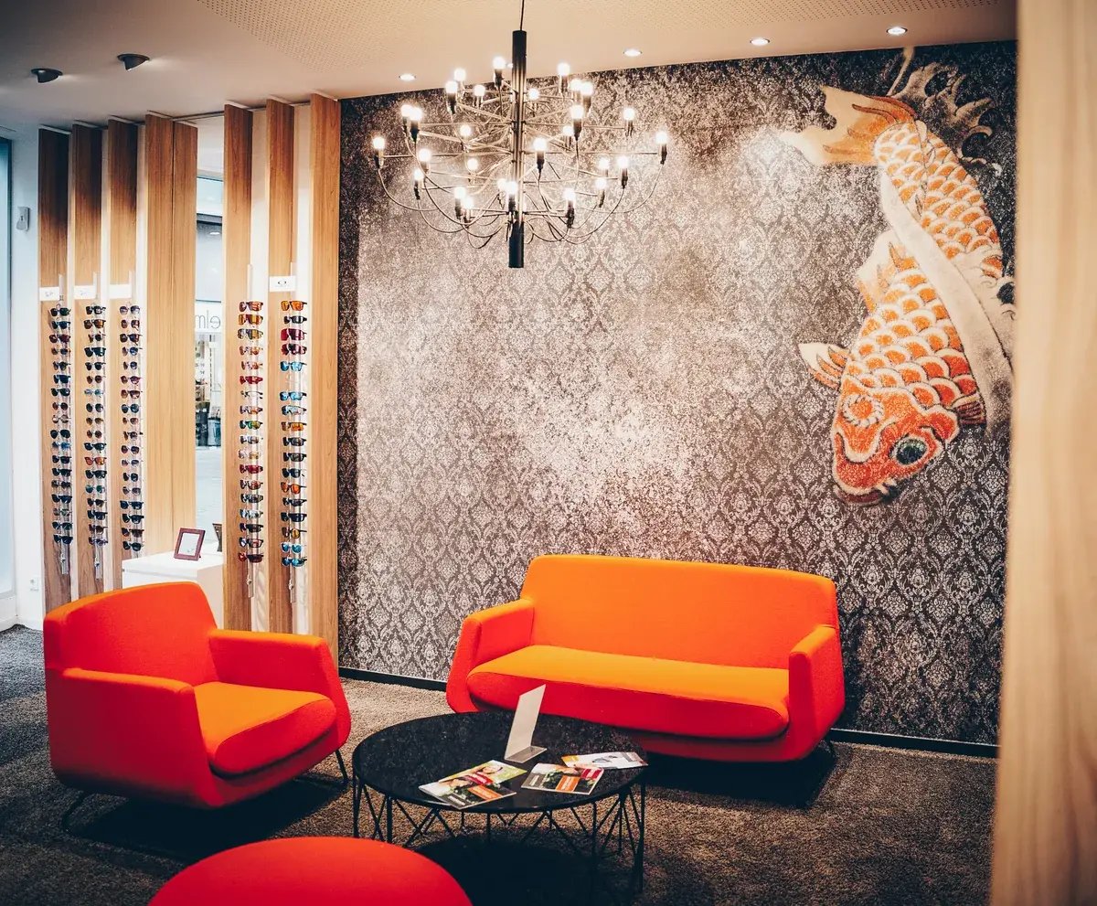 optiker-wartebereich-orange-koi