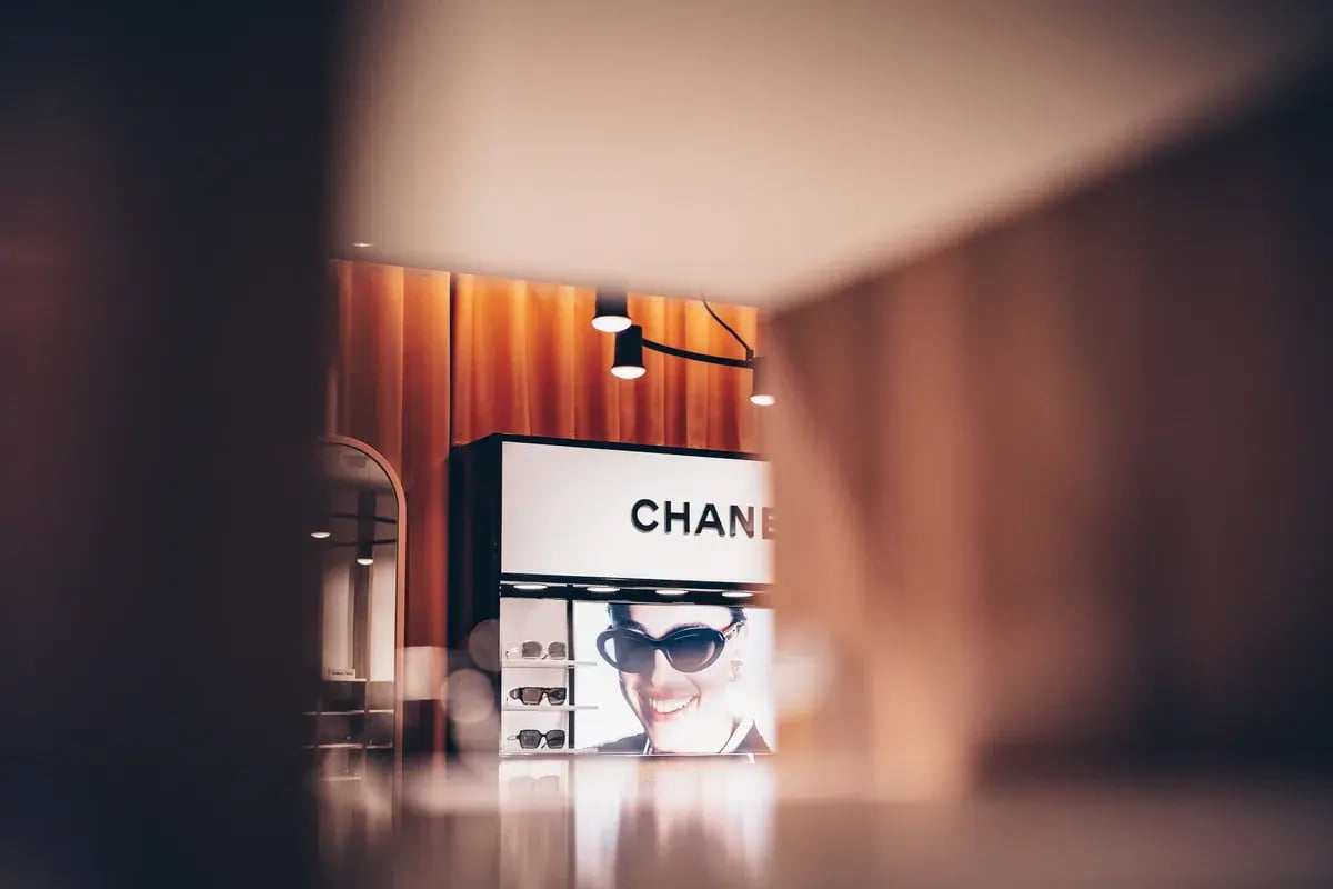 Chanel-Sonnenbrillendisplay in einem warm beleuchteten Optikergeschäft