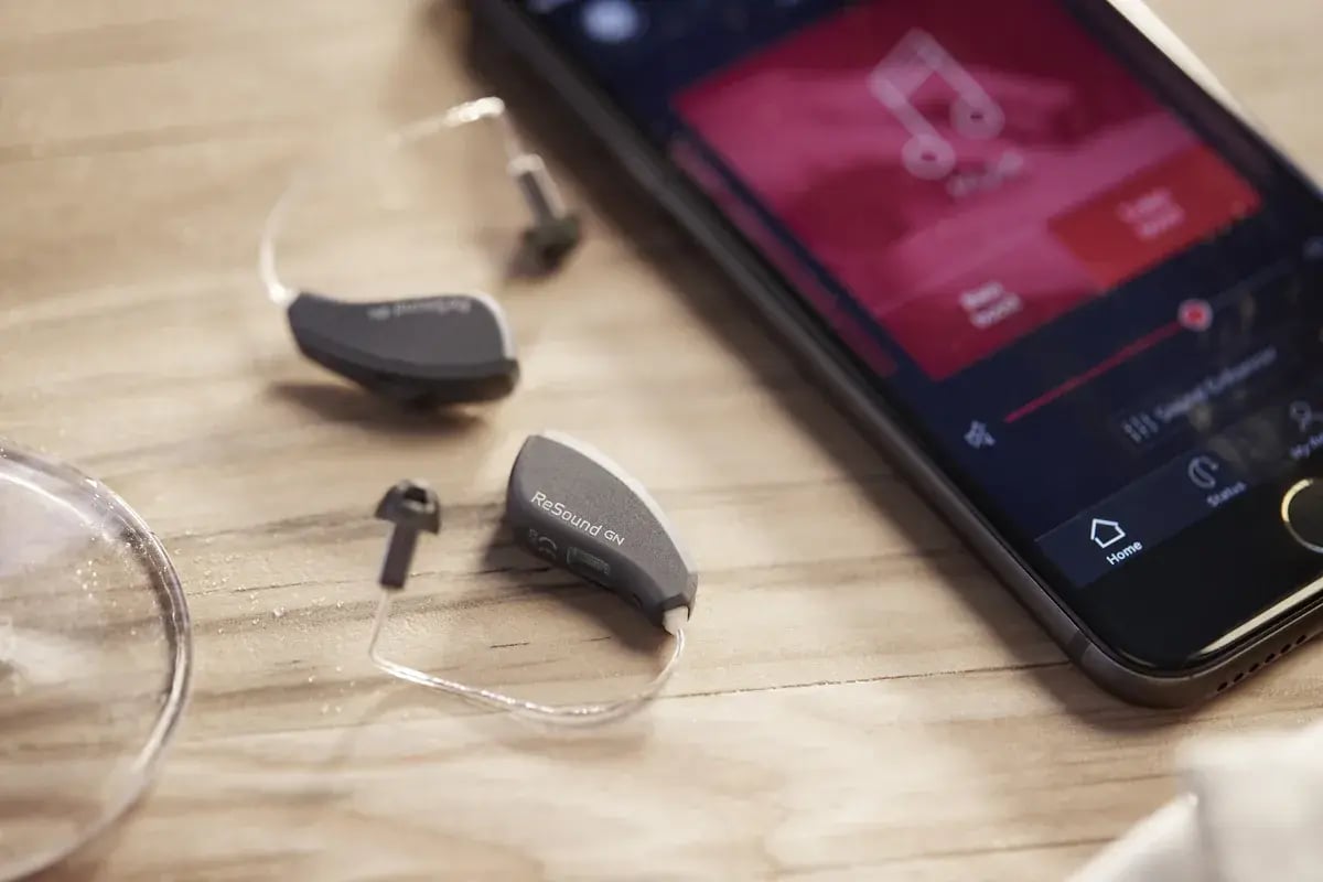 Smartphone mit geöffneter ReSound-Hörgerät-App auf dem Display.