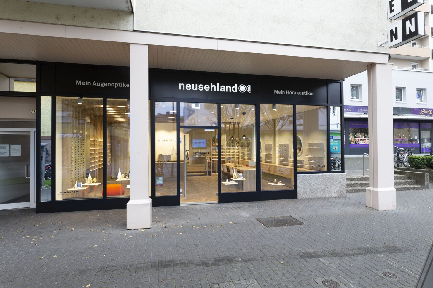 Außenansicht der neusehland-Filiale mit Schriftzug "Mein Augenoptiker" an schwarzer Fassade