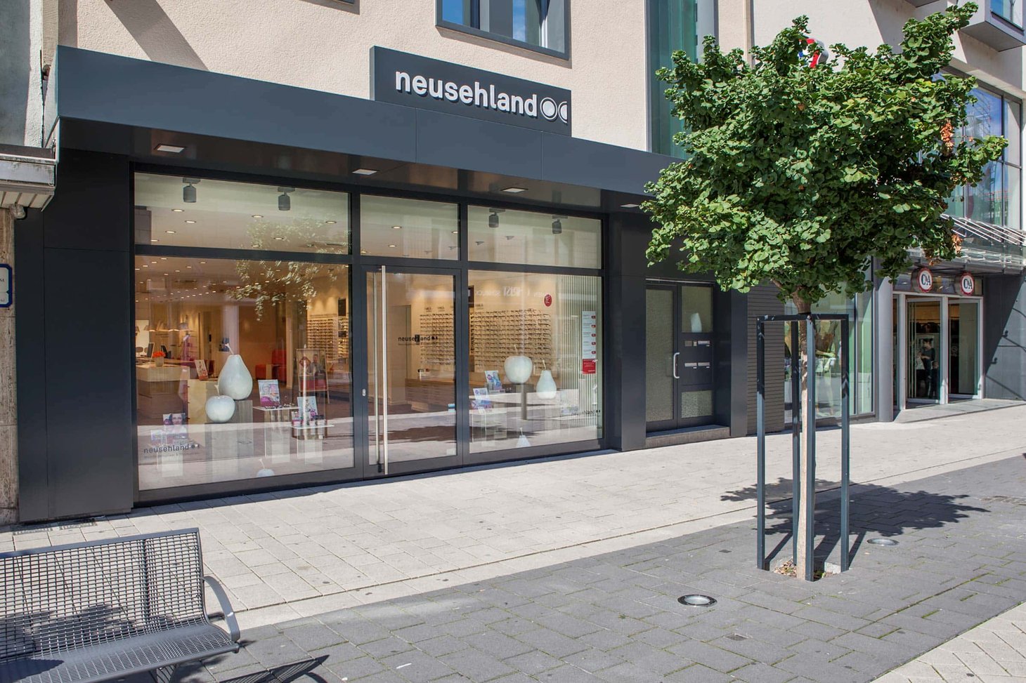 Ladenfront mit Schriftzug "neusehland" und großer Glasfront in der Innenstadt