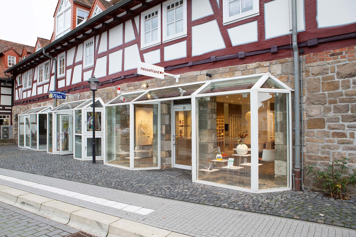 Filiale im Erdgeschoss eines Fachwerkhauses mit Schriftzug "neusehland" auf dem Schild