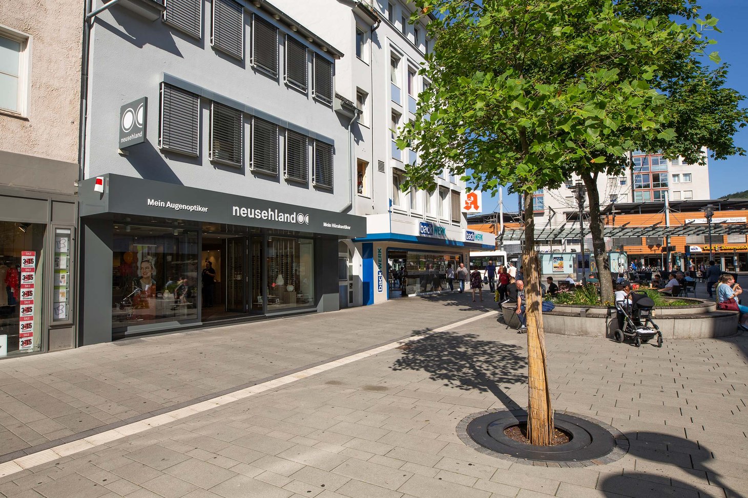Ladenfront mit Schriftzug "neusehland – Mein Augenoptiker & Hörakustiker" in Fußgängerzone