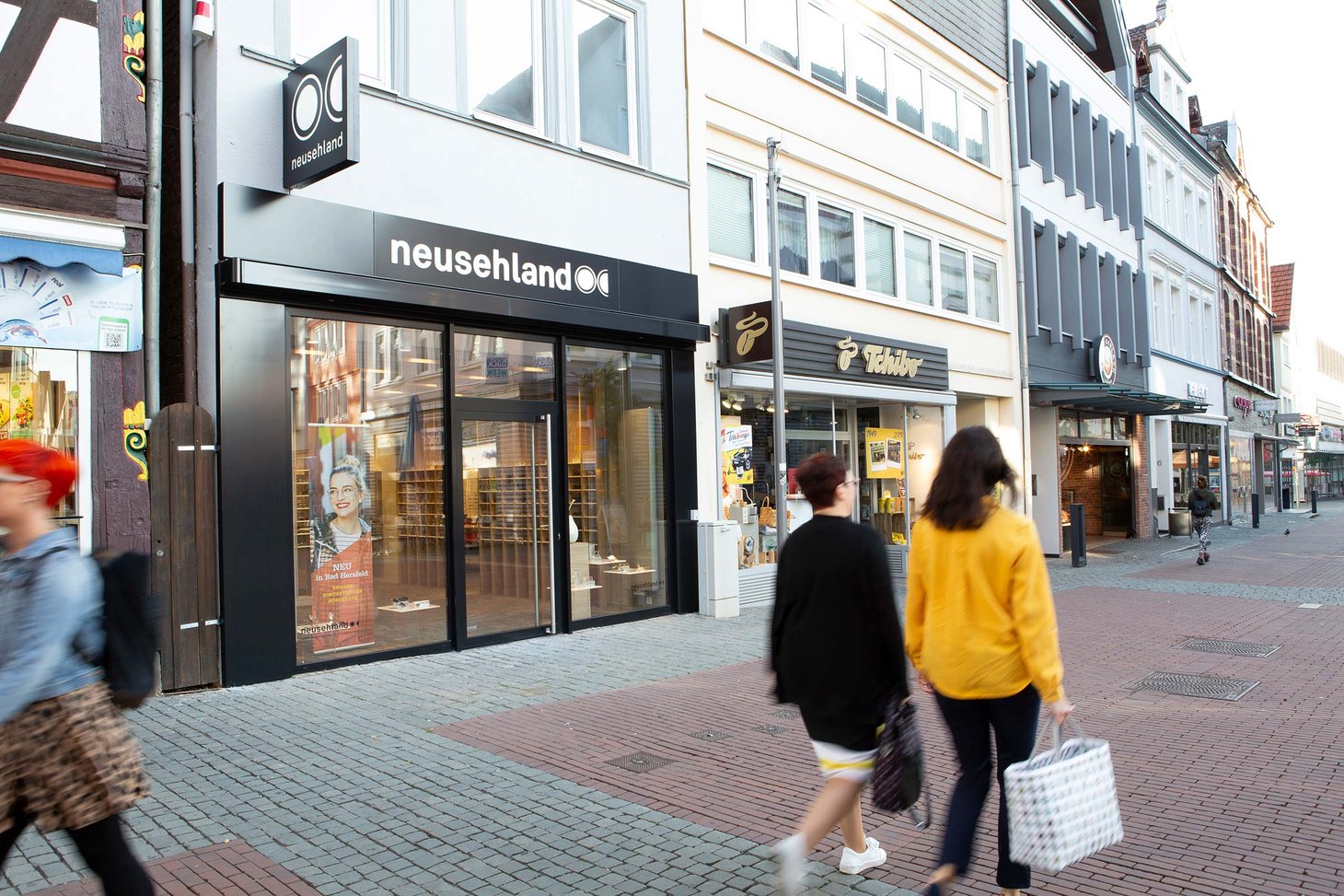 Ladenfront mit Schriftzug "neusehland – Mein Augenoptiker & Hörakustiker" in Fußgängerzone