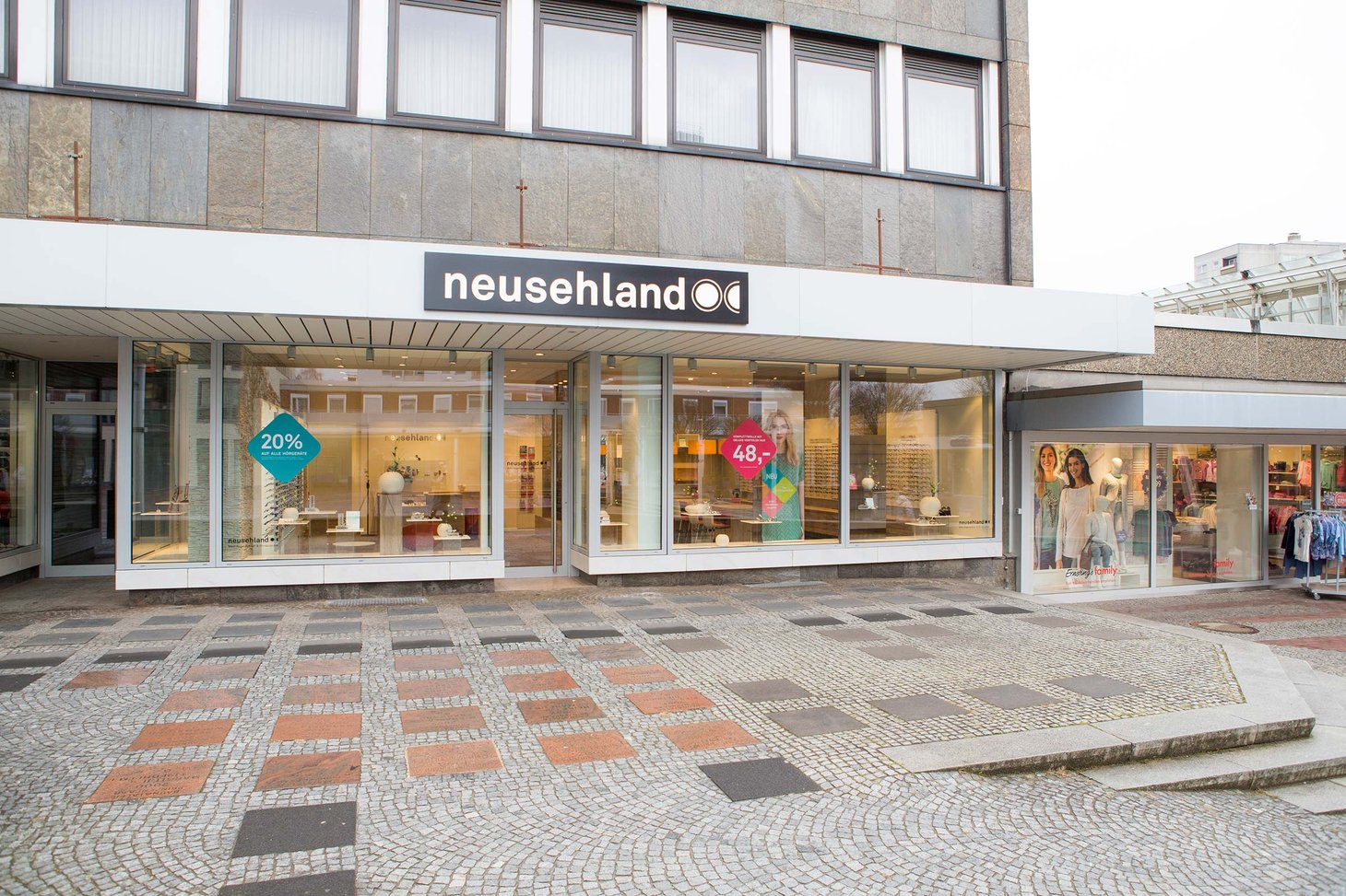 Außenansicht der neusehland-Filiale mit großem Schaufenster und Schriftzug "neusehland" über dem Eingang