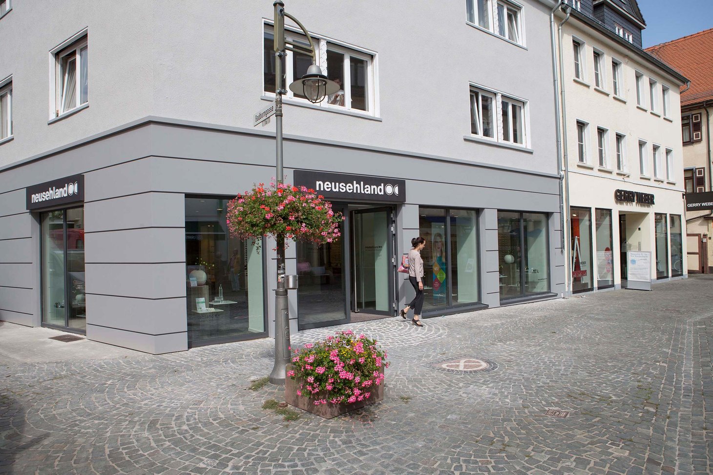 Ladenfront mit Schriftzug "neusehland" und großer Glasfront in der Innenstadt