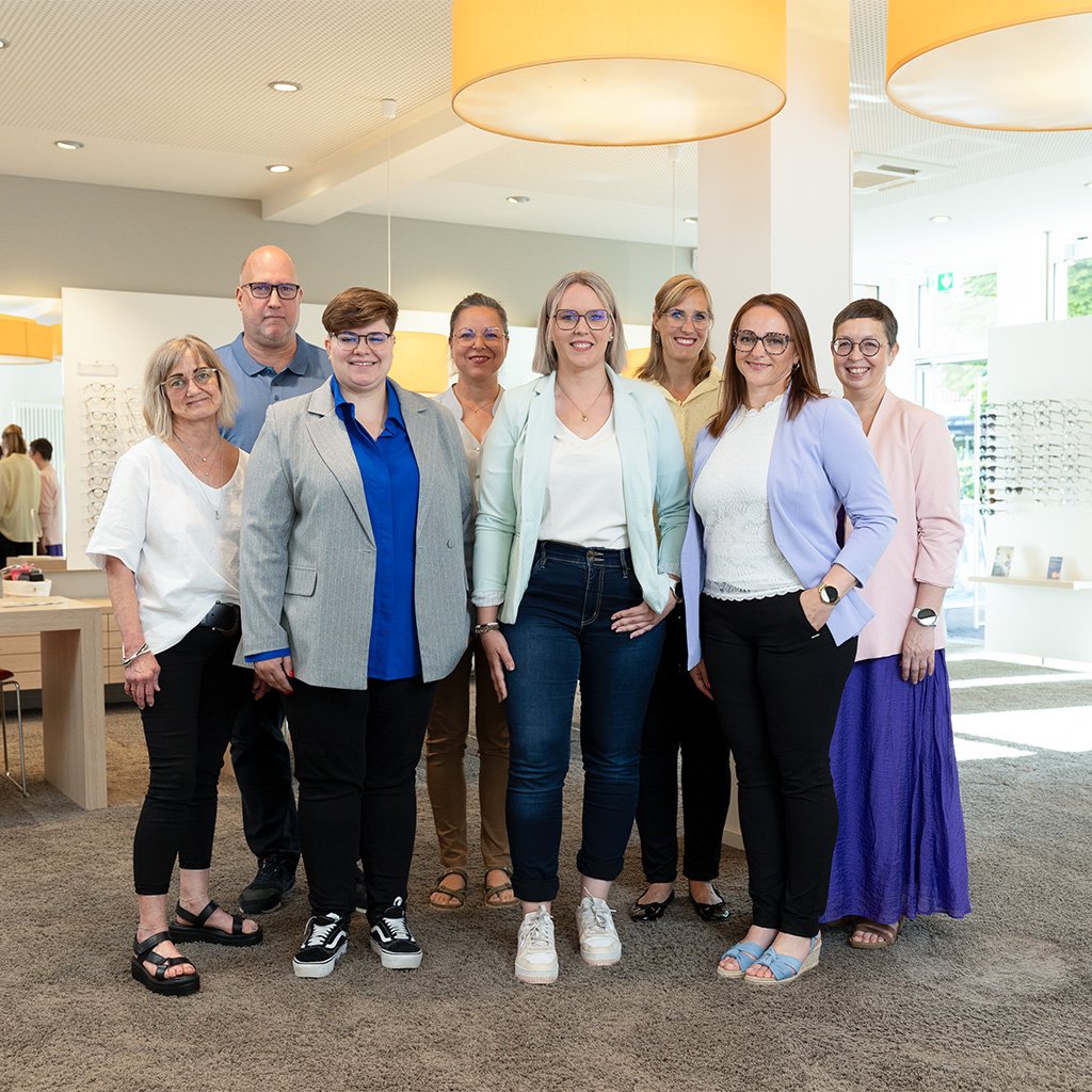 Niederlassungsleiterin Jeanette Mühl mit Team